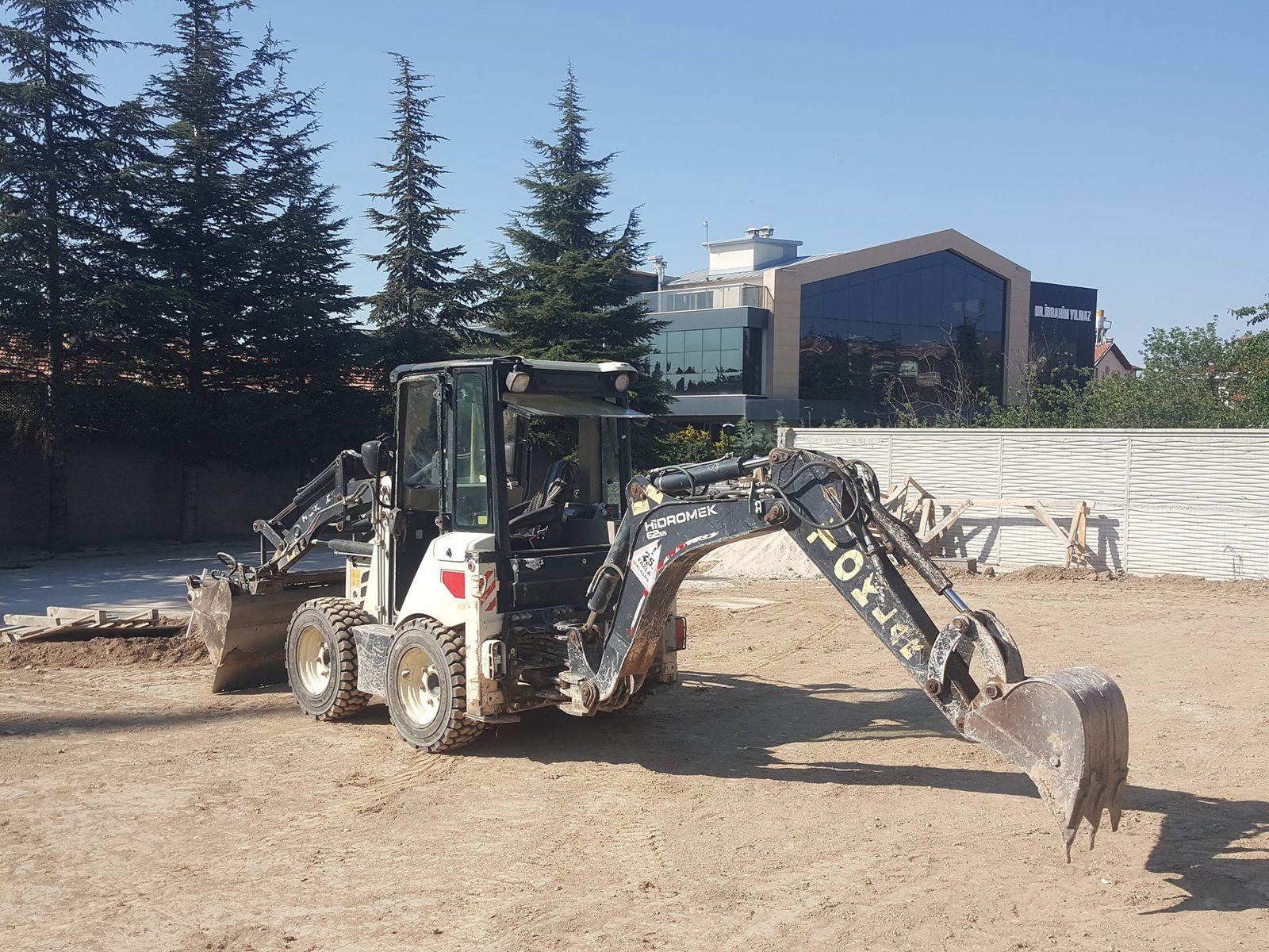 1 CX Mini Beko Loder (Mini Kazıcı Yükleyici)